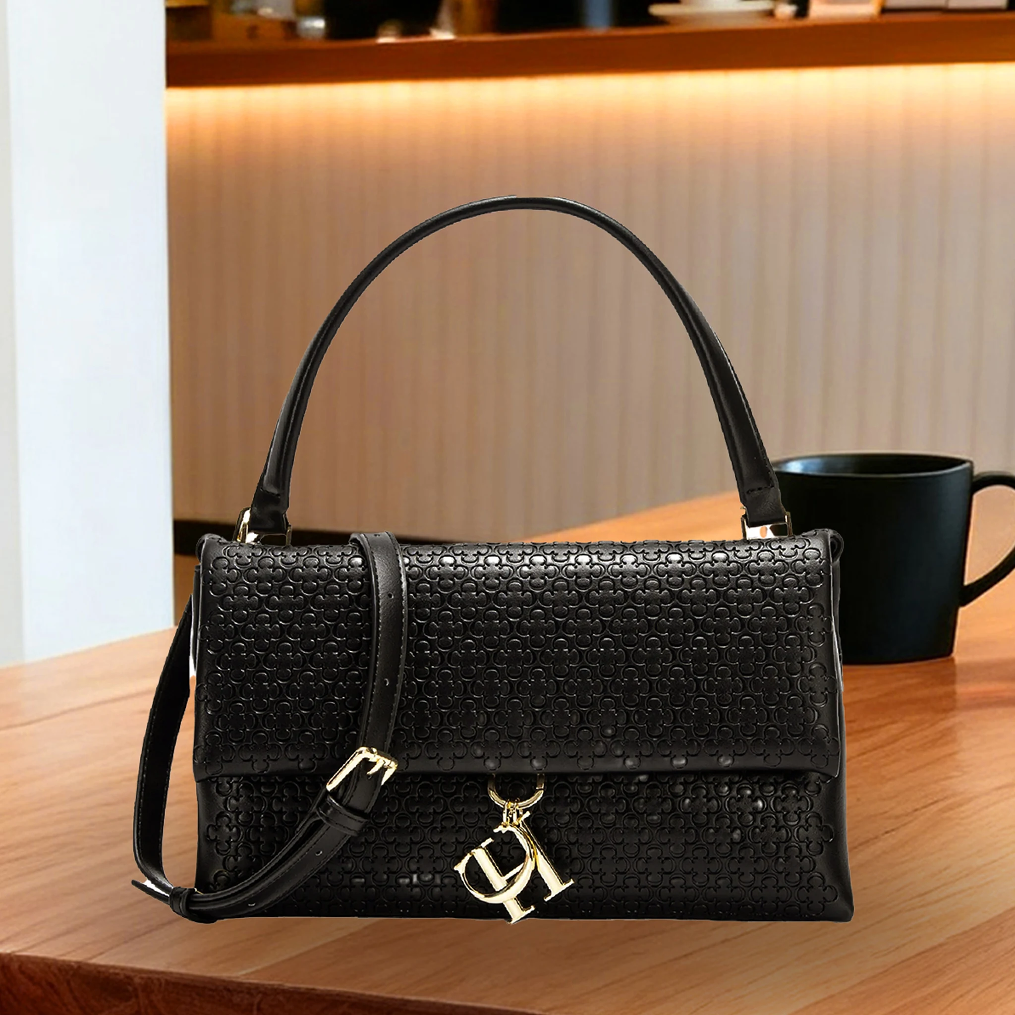 Women Bags Premium Brands - Элегантная сумка с монограммой, металлическим брелоком-логотипом,